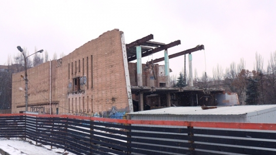 В Краматорске строители начали демонтаж здания бывшего ночного клуба «Ника» (фото)