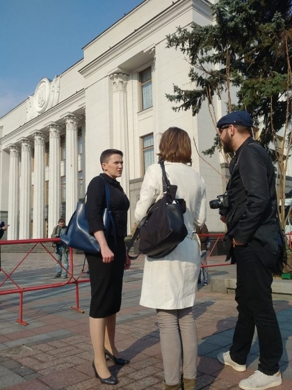 Освобожденная неделю назад из-под стражи Савченко пришла в Раду