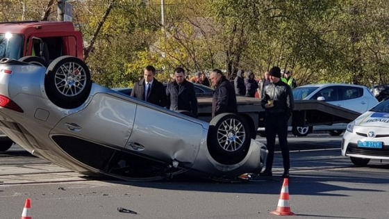 Прокурор устроил ДТП на чужом автомобиле Lexus и снял номера с машины в Днепре