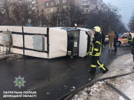 В Мариуполе в результате ДТП перевернулась маршрутка 