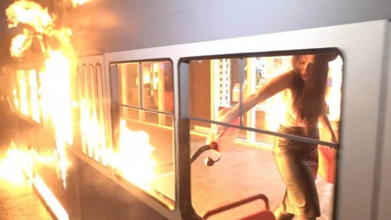 Femen сожгли декоративный трамвай возле магазина Roshen в Виннице 