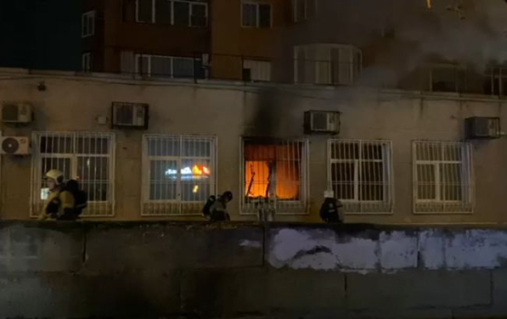 В російській Пермі &quot;коктейлями Молотова&quot; спалили офіс &quot;Єдиної Росії&quot;