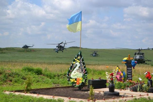 Под Славянском летчики почтили память погибших коллег парадом вертолетов