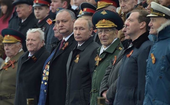 Президент Молдовы на параде в Москве стоял рядом с Путиным (фото)