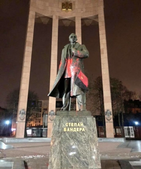 Неизвестные во Львове осквернили памятник Бандере, - полиция