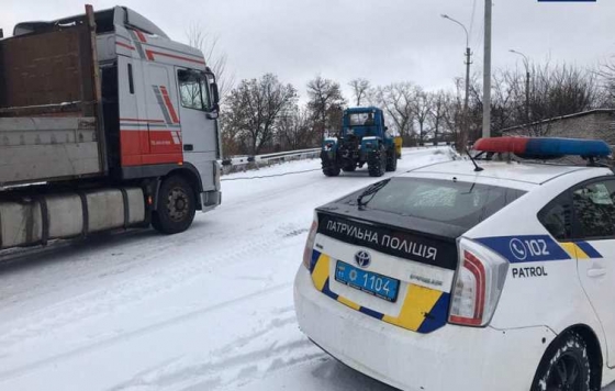 Патрульная полиция Славянска и Краматорска оказывала помощь тем, чьи авто оказались в снежных ловушках