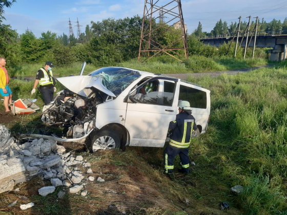 В Славянске Volkswagen врезался в железобетонный столб - один погибший и четыре пострадавших 