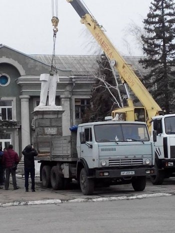 В Бердянске демонтировали второй за день памятник Ленину
