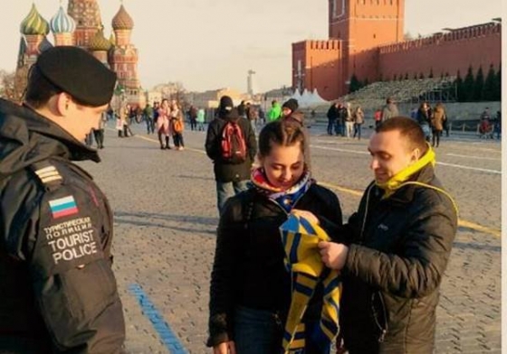 В Москве футбольных фанатов из Ростова чуть не задержали из-за желто-синего шарфа, напоминающего флаг Украины (фото)