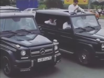 Выпускники Академии ФСБ РФ устроили автопробег на &quot;кубиках&quot; по Москве (видео)