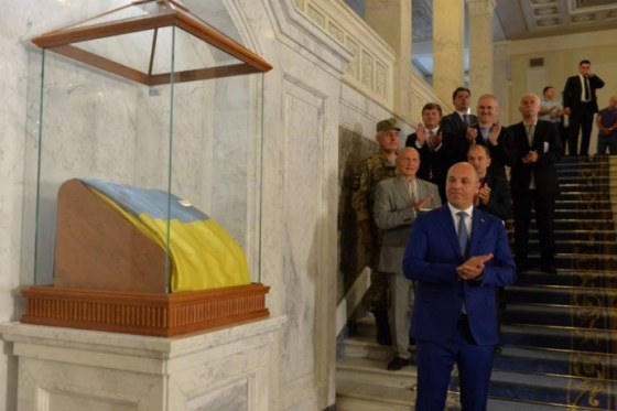 Верховная Рада потратила более миллиона на флаг