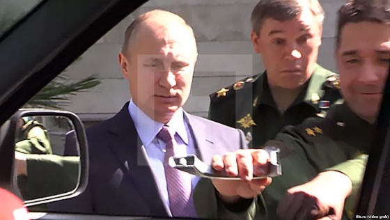 Песков призвал относиться к оторванной при Путине ручке от военного &quot;УАЗа&quot; как к курьезу (фото) 
