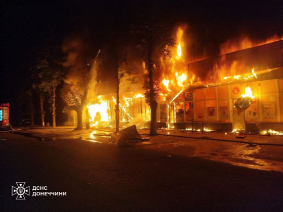 У Святогірську згоріли торгові ряди