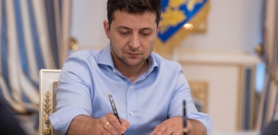 Зеленский подписал закон о платежных услугах: что изменится для украинцев