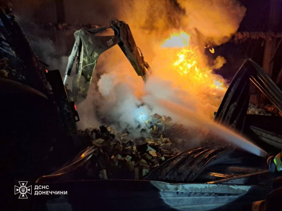 У Краматорську рятувальники ліквідовували пожежу, що виникла після російського авіаудару