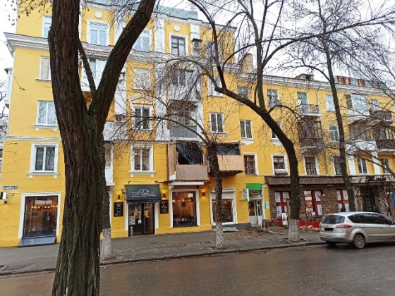 В Краматорске владельца квартиры заставят демонтировать самовольно построенный балкон
