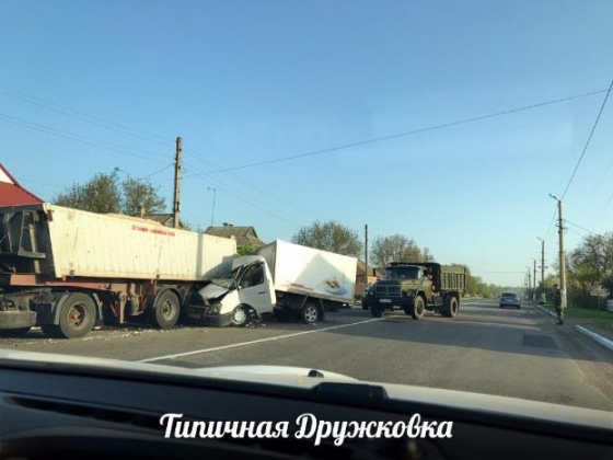 В Дружковке «Газель» на скорости «влетела» в фуру: Есть пострадавшие