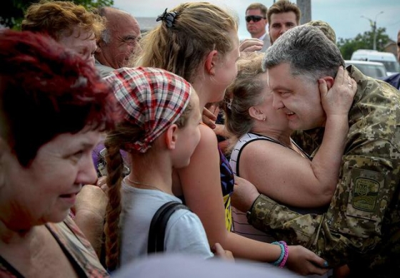 Мы никому и никогда Мариуполь не отдадим, - Порошенко