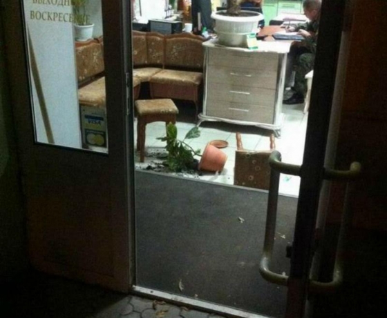 Взломал магазин, чтобы проверить, приедет ли полиция: правоохранители задержали взломщика на месте преступления 