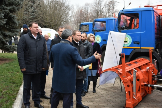 Города и районы Донецкой области получили новую коммунальную технику 