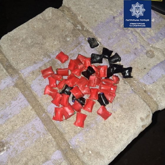В Краматорске граждане обнаружили 45 пакетиков с неизвестным веществом, похожим на наркотики