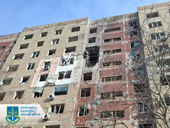 Внаслідок авіаудару по багатоповерхівці у Краматорську поранено щонайменше вісьмох цивільних, серед яких двоє дітей – прокурори фіксують наслідки атаки