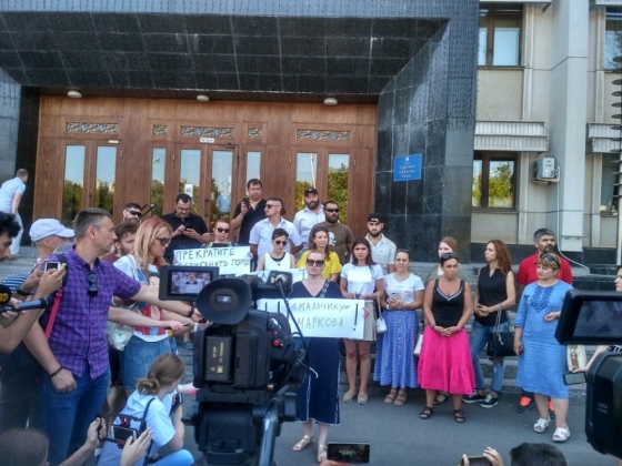 Под Одесской ОГА собрался митинг против назначения губернатором бизнесмена с сомнительными связями  
