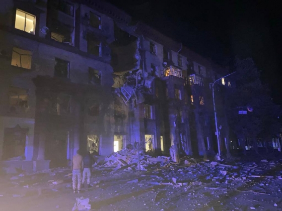 Зеленський відреагував на удар по будинку в Запоріжжі: російський терор має програти
