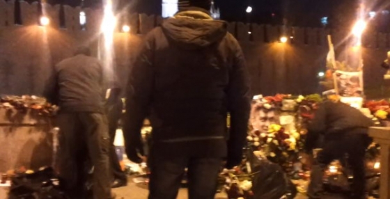 Люди в черном сгребли в мусорные пакеты на &quot;мосту Немцова&quot; цветы, портреты и флаги России (видео)