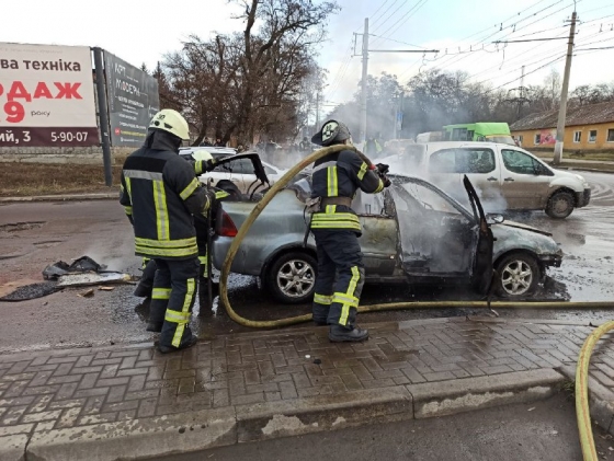В районе “Амстора” среди бела дня сгорел автомобиль (видео)