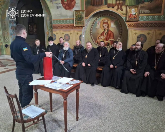 Рятувальники провели профілактичну роботу в храмах Краматорська напередодні Великодня, а мешканців міста закликають утриматись від відвідування кладовищ
