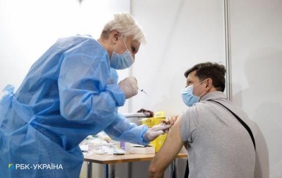 Могут ли уволить за отказ от вакцинации: разъяснение Минэкономики