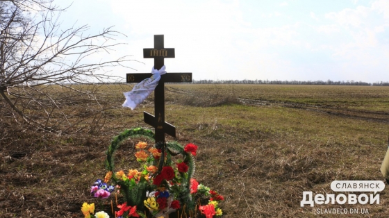 На месте крушения военного вертолета вблизи Краматорска провели молебен и установили памятный знак