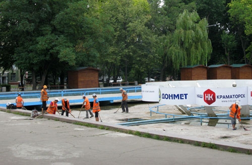 В Краматорске начали чистить центральный фонтан
