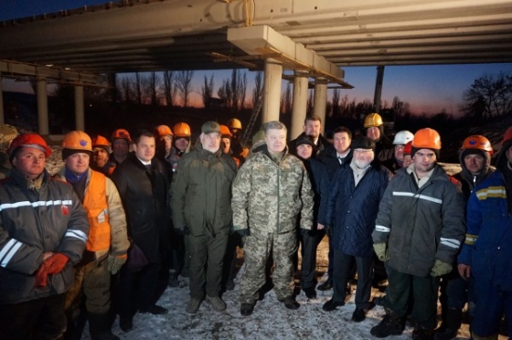 Порошенко обещает приехать на открытие моста под Семеновкой