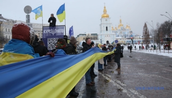 В Киеве создали цепь единения под лозунгом #СкажиУкраїніТак