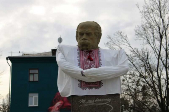 В Краматорске бюст Тараса Шевченко одели в вышиванку