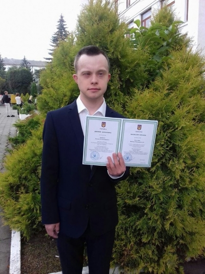 Первый в Украине парень с синдромом Дауна Богдан Кравчук получил высшее образование и стал бакалавром истории