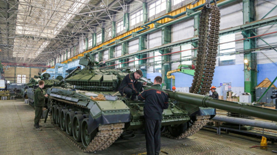 Не лише ракети: Росія нарощує виробництво танків, артилерії, вибухівки, БпЛА та авіації, - The Economist