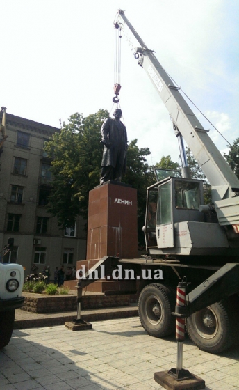 Дружковка. На главной площади города идет демонтаж памятника Ленину