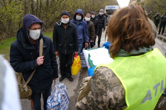 Освобожденных из плена боевиков &quot;ДНР&quot; украинцев встретили на КПВВ &quot;Майорское&quot; 