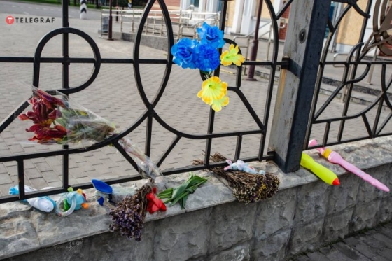 На Краматорском ЖД вокзале люди устроили мемориал