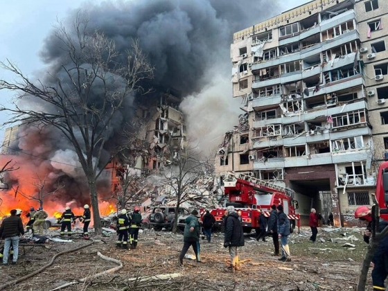 Росіяни влучили в 9-поверхівку в Дніпрі. Один під’їзд повністю знищений, під завалами люди