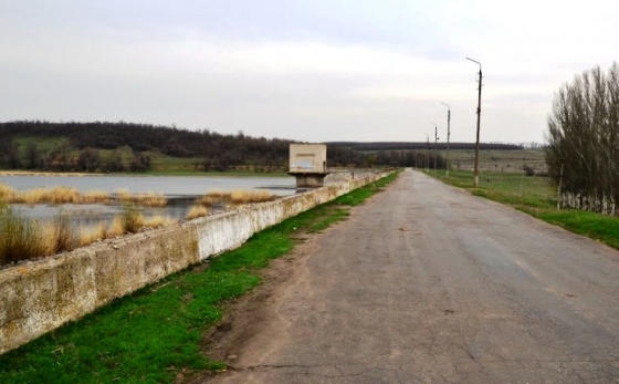 В Краматорске местные жители разбирают плотину водохранилища