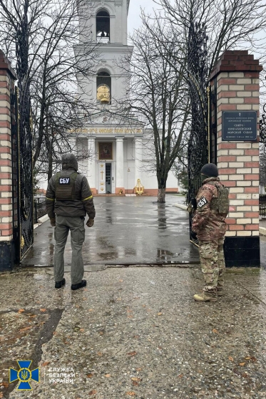 СБУ знайшла в храмах УПЦ МП зброю, російські агітки та підозрілих осіб