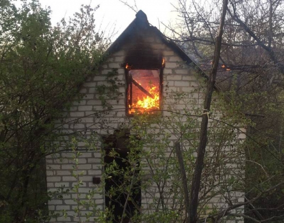 У Краматорську у садового будинку згорів дах 