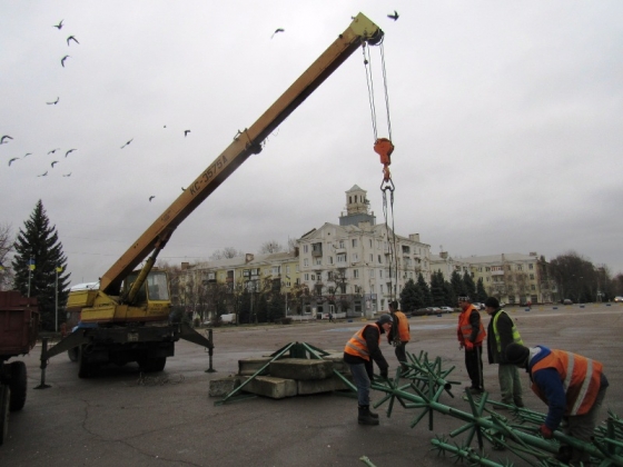 В Краматорске начали монтировать главную елку города