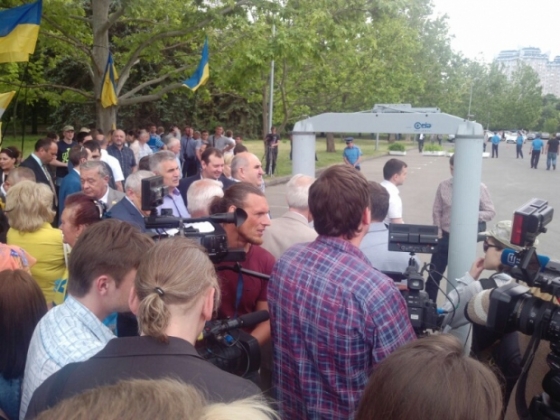 Возле Одесской ОГА столпотворение - сотни одесситов ожидают представления Порошенком Саакашвили