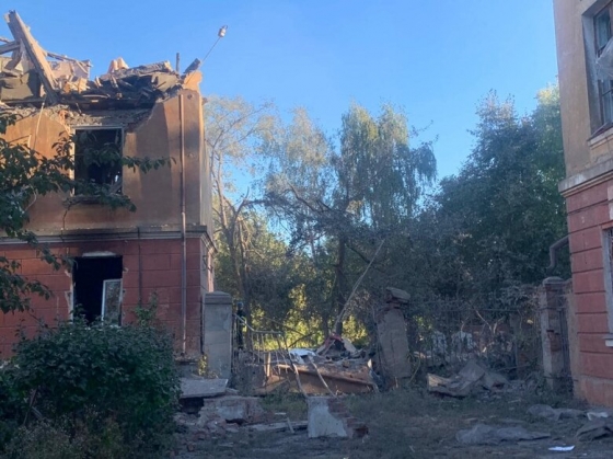Росіяни завдали 2 ударів по Слов’янську. Пошкоджено школу та під’їзд будинку. Під завалами можуть бути люди, - мер Лях