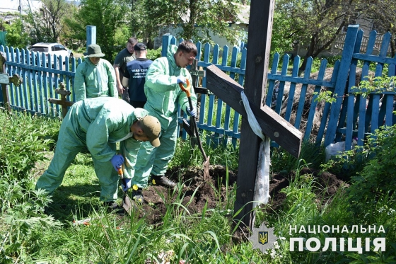Поблизу Святогірська поліція ексгумувала тіла літнього чоловіка та неповнолітньої дівчини